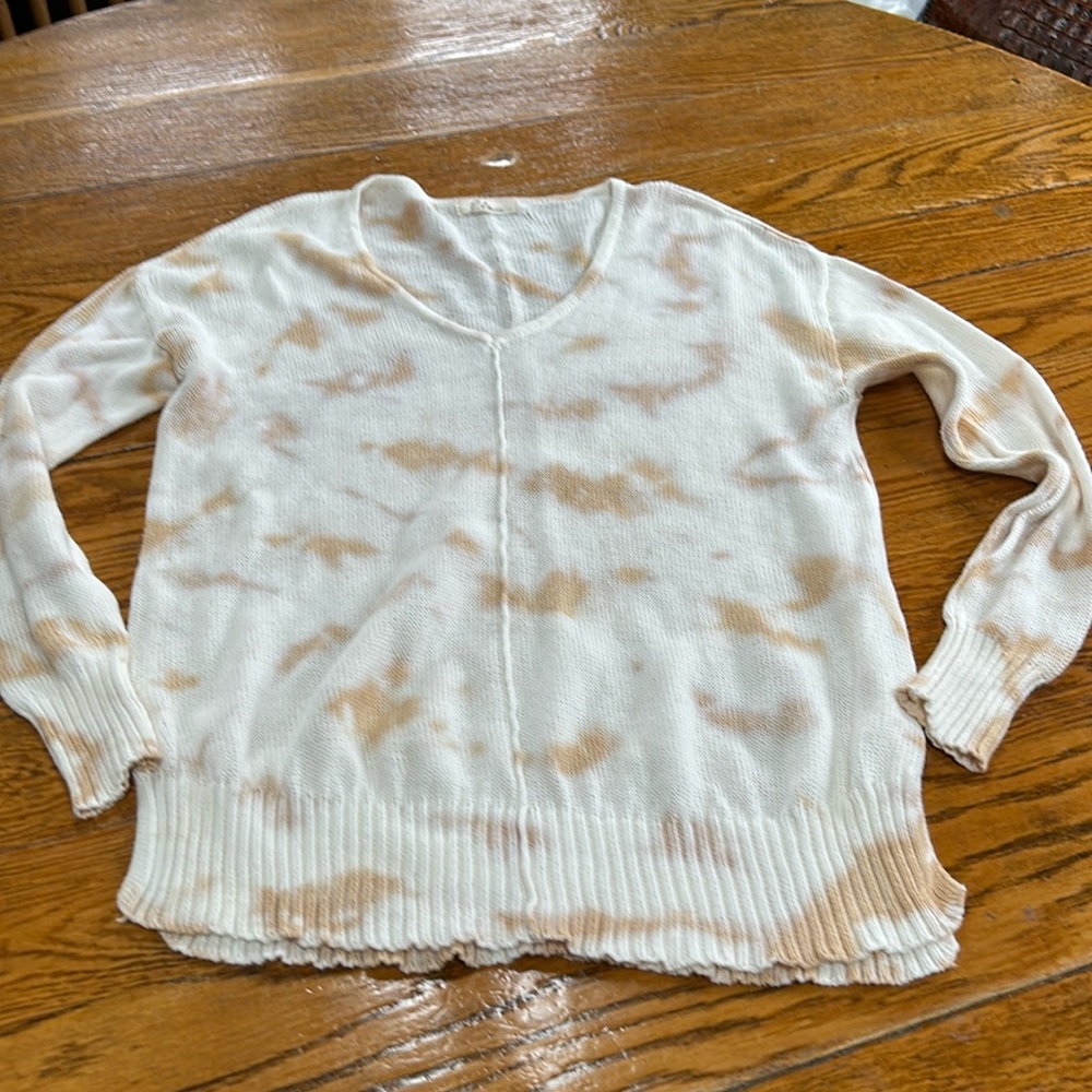 Elan Latte Tie Dye cotton pullover sweater. V-Neck, cream with tan.  Open size.